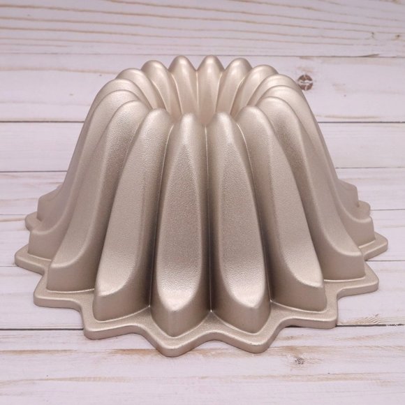 Baker's Secret Fluted Cast Aluminum Bundt Pan - Spring Water Design - 7.2 Cup - Picture 4 of 6